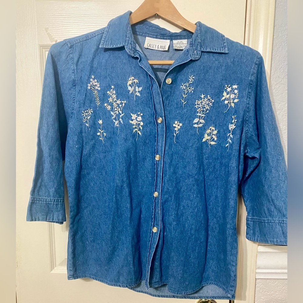 Vintage Casey&Max denim 3/4 sleeve button down with embroidered spring flowers
